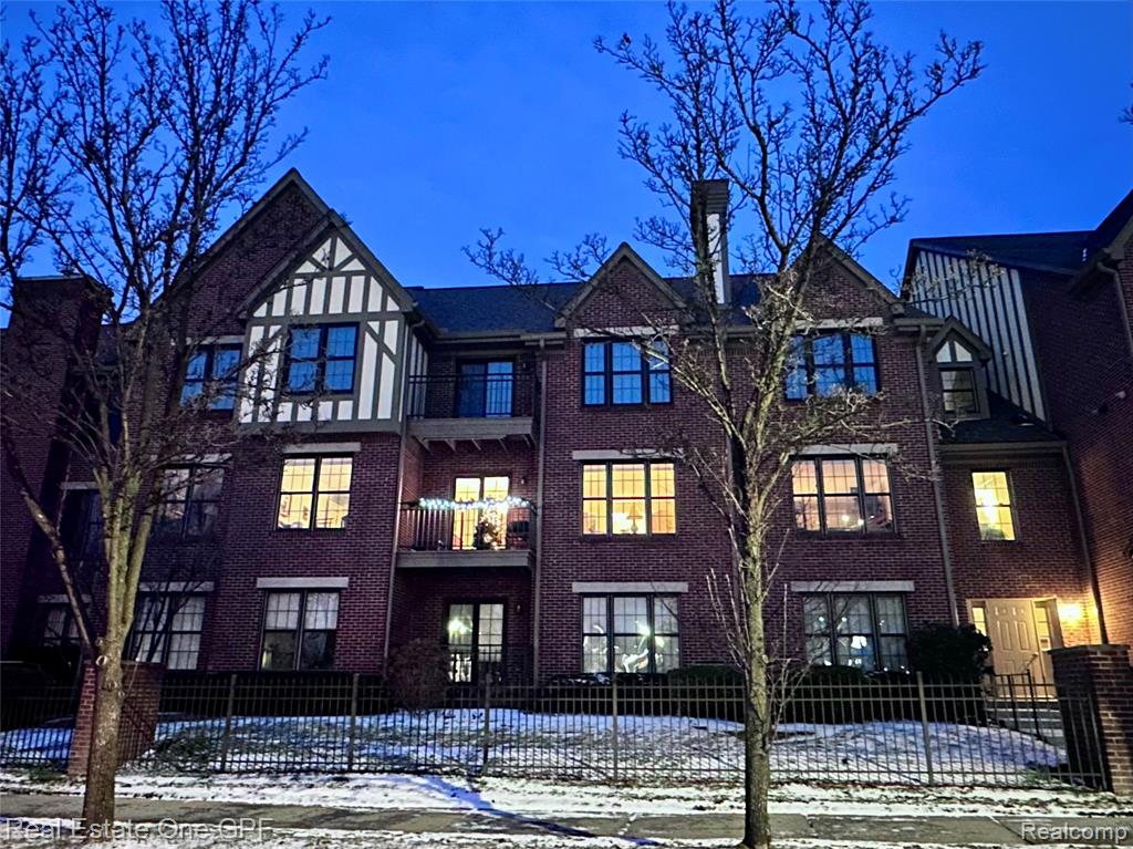 26 Pointe Park Place, 303, Grosse Pointe Park, MI 48230 — Photo 2