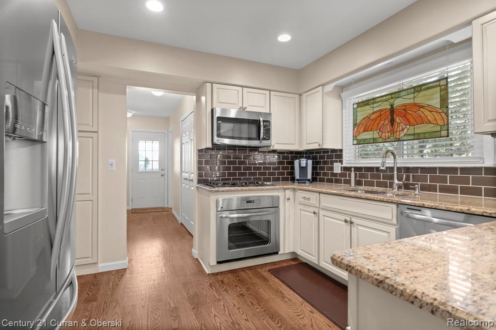 8821 NORTHAMPTON Drive, Plymouth, MI 48170 — Photo 21