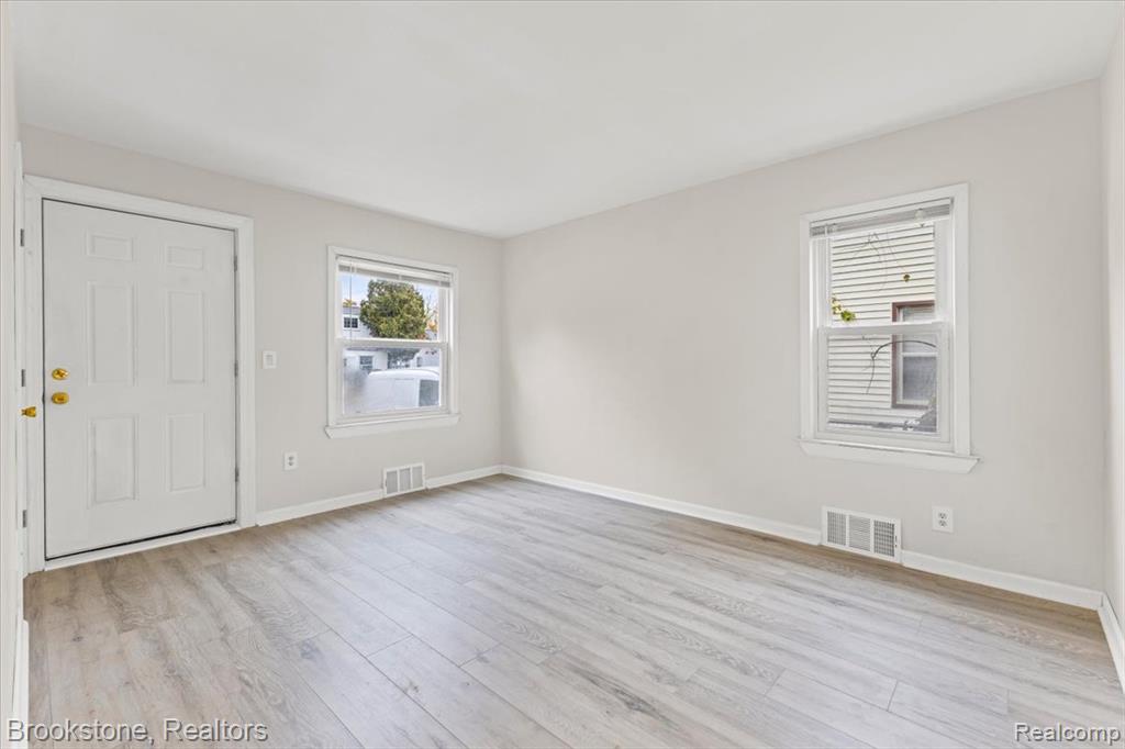 587 Nevada Avenue, Pontiac, MI 48341 — Photo 3
