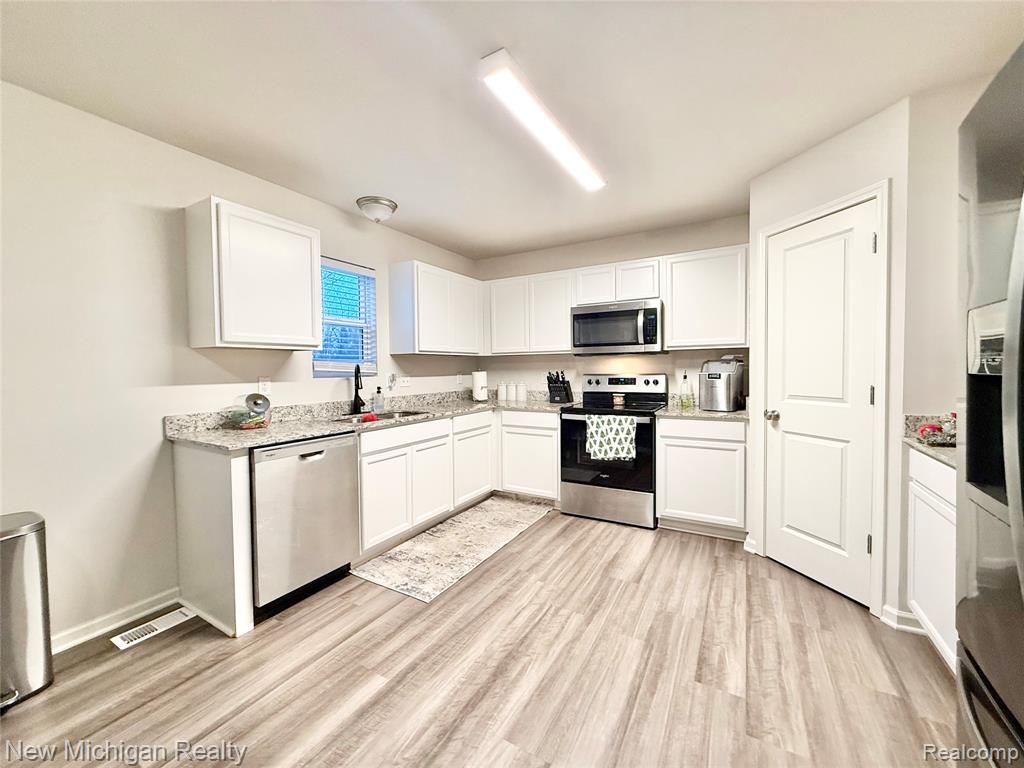 6079 Regency Drive, Burton, MI 48519 — Photo 13