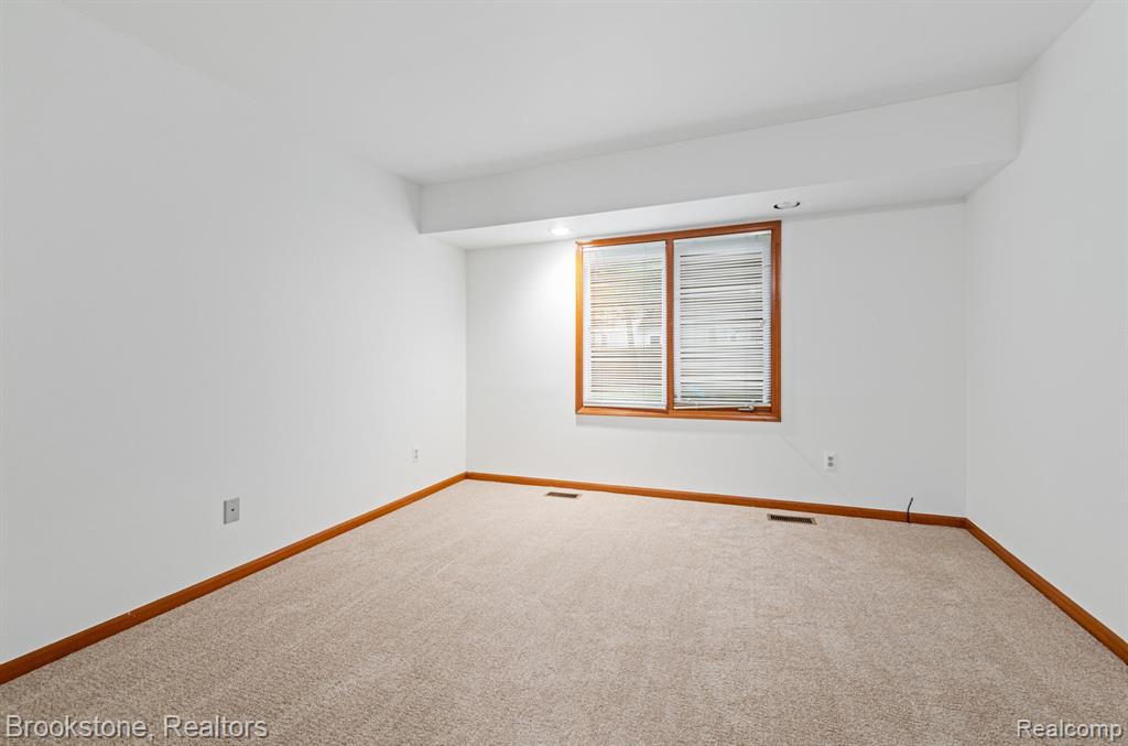 41213 Whispering Oaks Drive, 19, Clinton Twp, MI 48038 — Photo 12