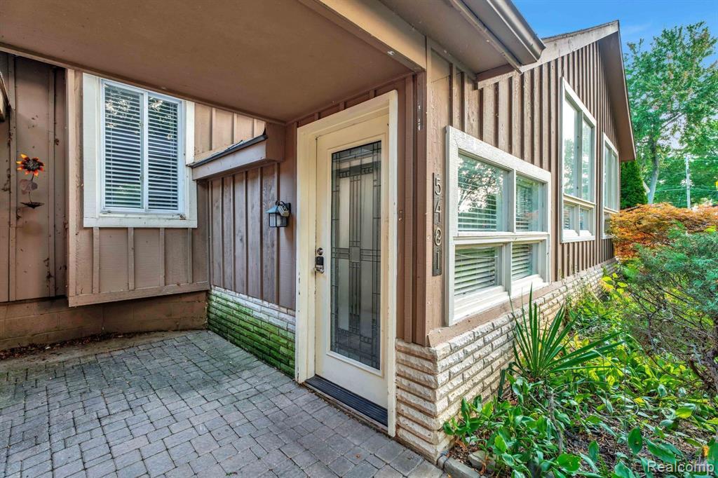 5481 Sunnycrest Drive, West Bloomfield, MI 48323 — Photo 4