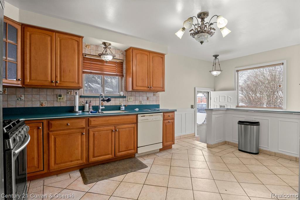 8054 ROBINDALE Avenue, Dearborn Heights, MI 48127 — Photo 8