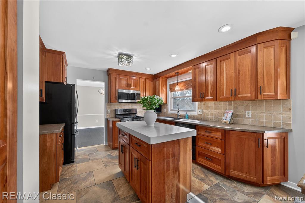 9377 Pineview Drive, Plymouth, MI 48170 — Photo 9