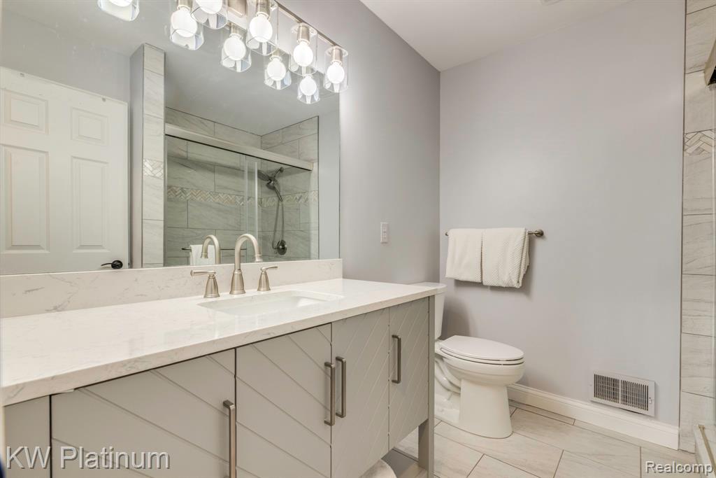 819 E Pointe, Port Huron, MI 48060 — Photo 21