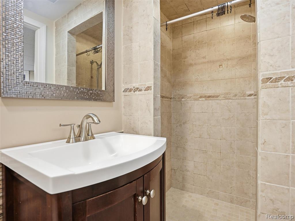 29750 Bristol Lane, Bingham Farms, MI 48025 — Photo 36