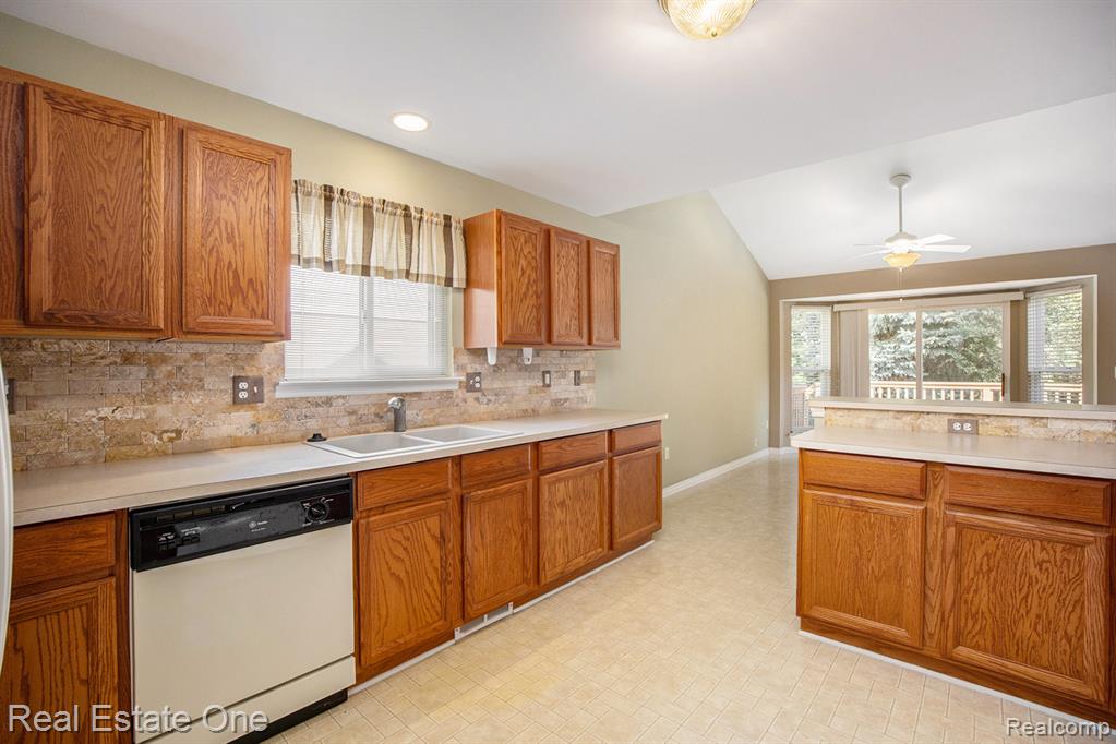 4439 Honeysuckle Drive, Sterling Heights, MI 48314 — Photo 10