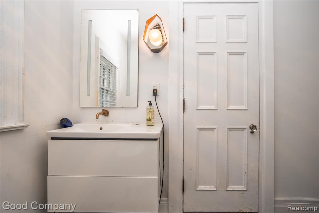1704 Iroquois Street, Detroit, MI 48214 — Photo 31