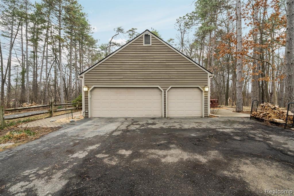 1827 HIGH HOLLOW Drive, Ann Arbor, MI 48103 — Photo 12