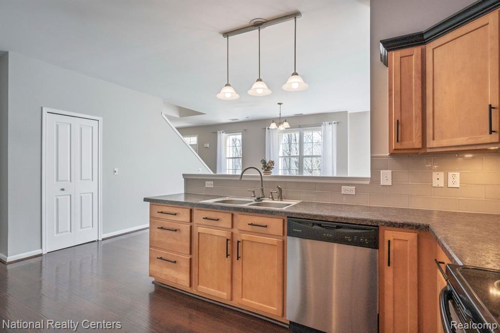 693 ABBINGTON Court, Howell, MI 48843 — Photo 11