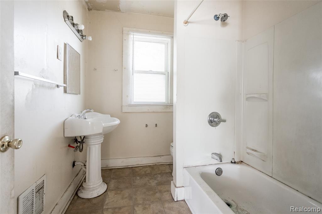2202/2206 Lothrop Street, Detroit, MI 48206 — Photo 33
