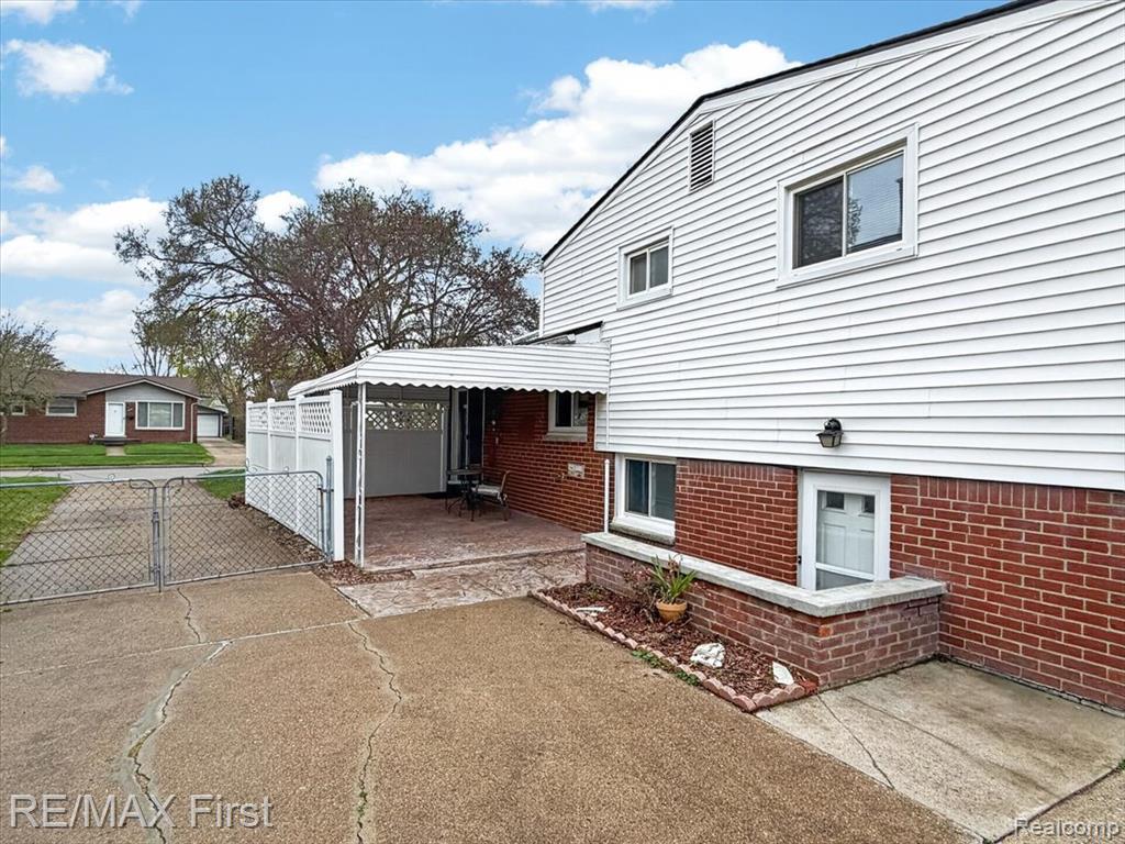 28326 Couzens Avenue, Madison Heights, MI 48071 — Photo 32