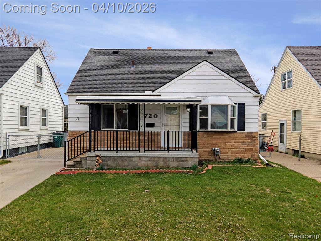 720 E Robert Avenue, Hazel Park, MI 48030 — front exterior