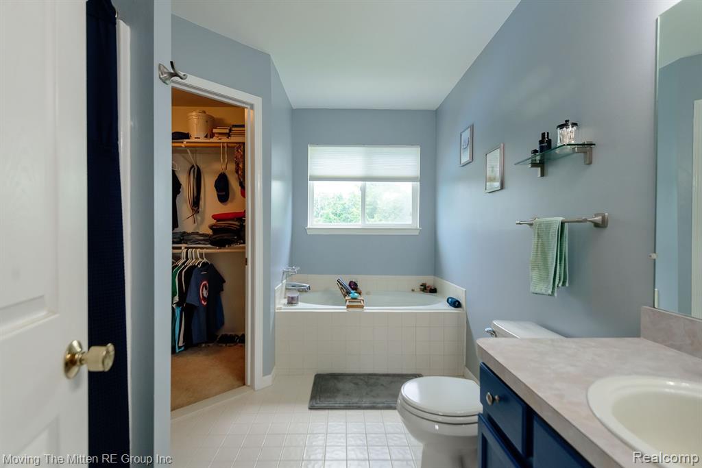 5861 MEADOWGREENE Drive, Waterford, MI 48327 — Photo 26