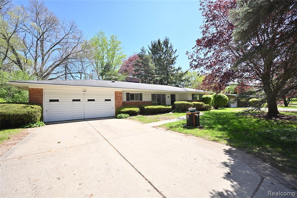 2765 Lahser Road, Bloomfield Hills, MI 48304 — front exterior