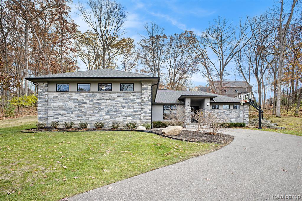 5888 Wyndam Lane, Brighton, MI 48116 — front exterior