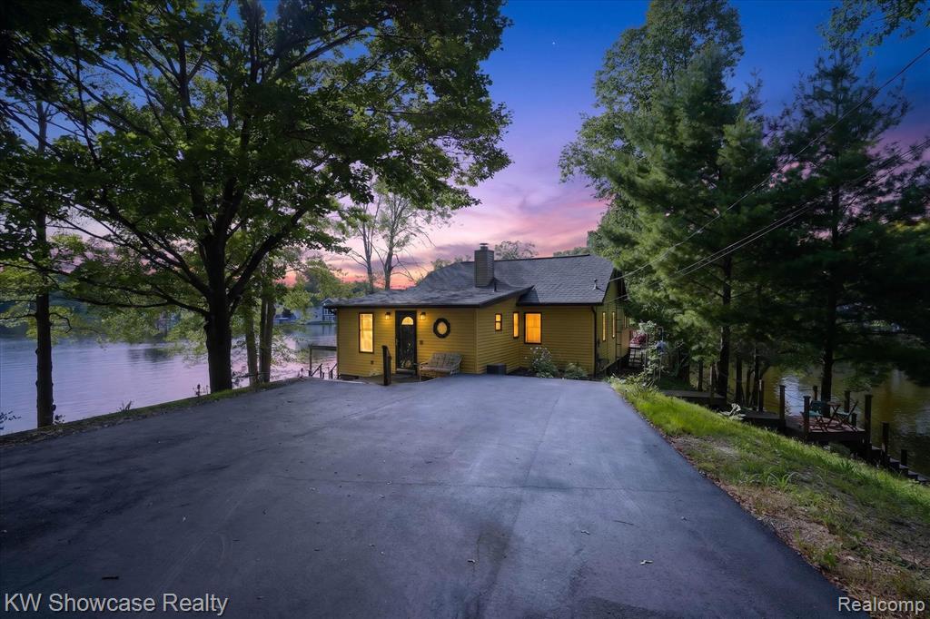 11438 RIVERBANK Lane, Pinckney, MI 48169 — Photo 2