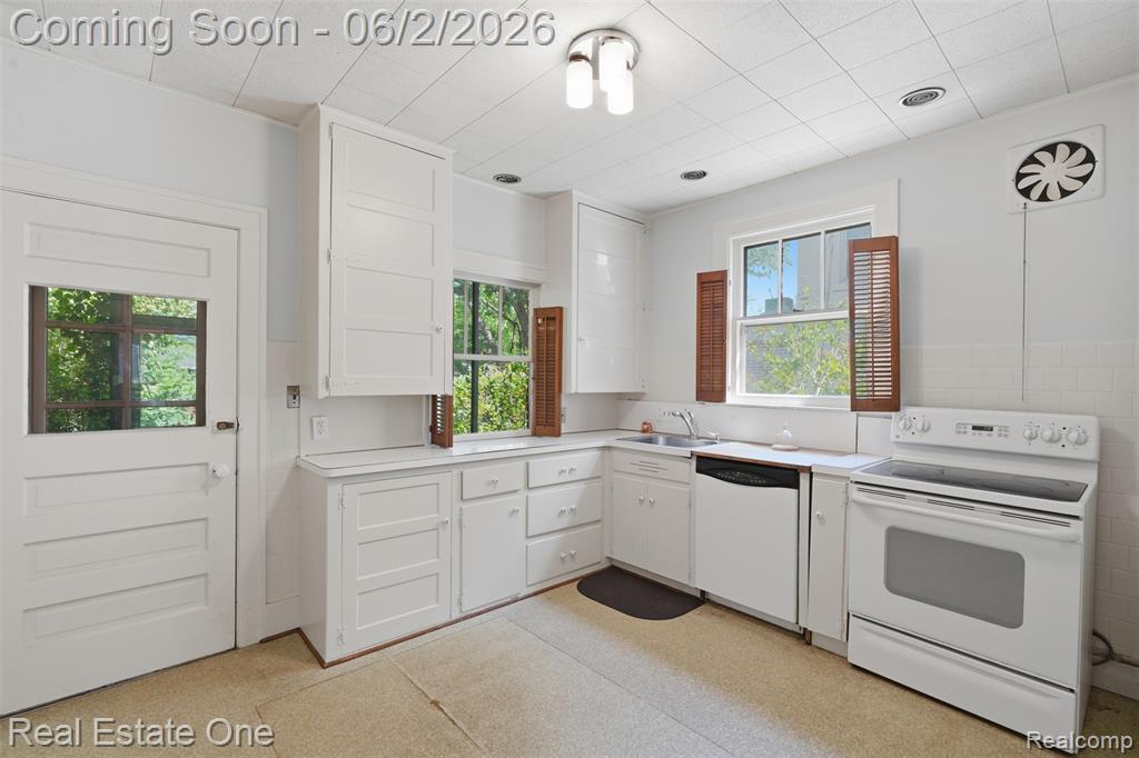 8606 Hendrie Boulevard, Huntington Woods, MI — Photo 14
