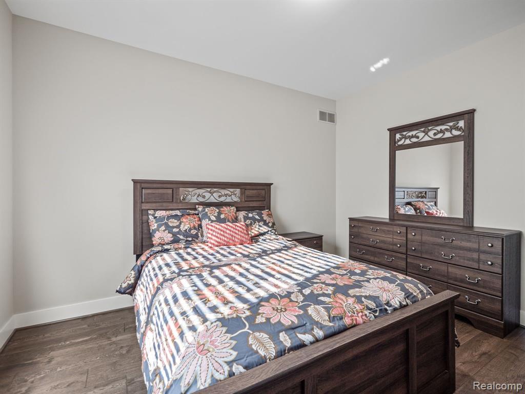 6470 CREEKSIDE Drive, Shelby Twp, MI 48316 — Photo 24