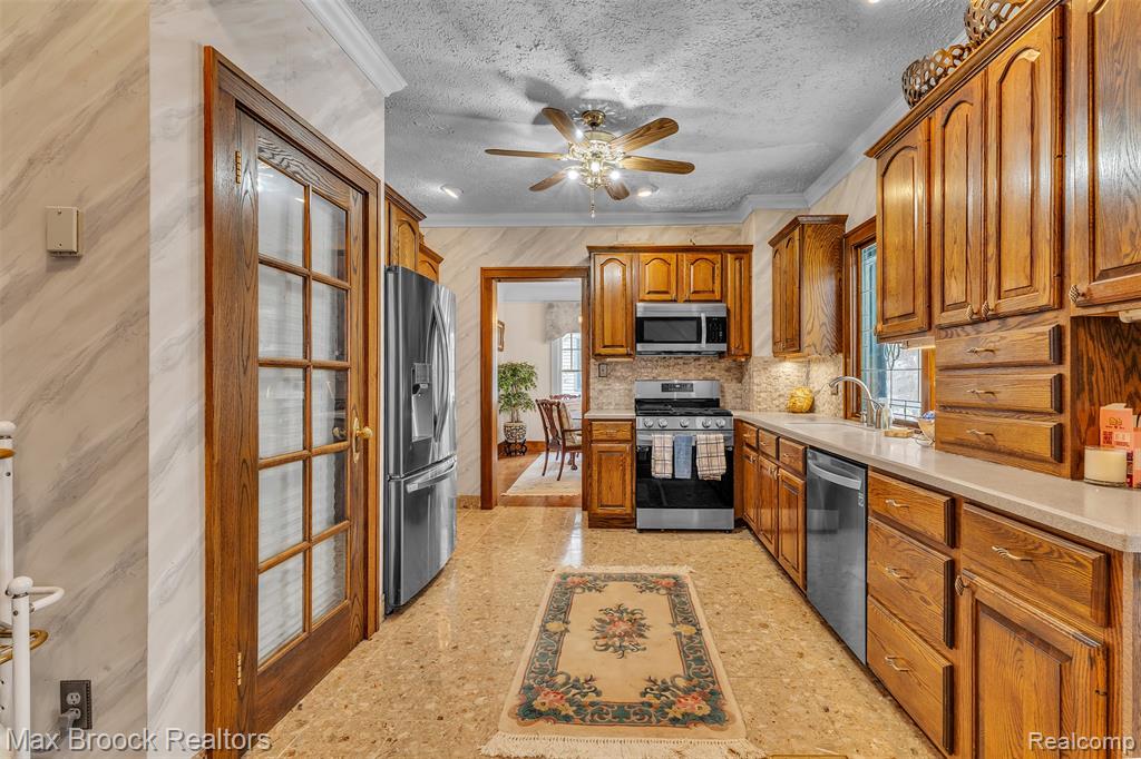 23009 Maple Avenue, Farmington, MI 48336 — Photo 17
