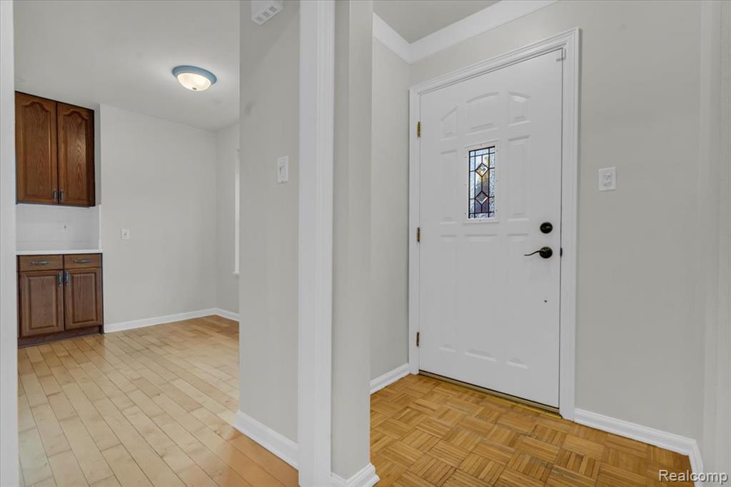912 Woodsboro Drive, Royal Oak, MI 48067 — Photo 5