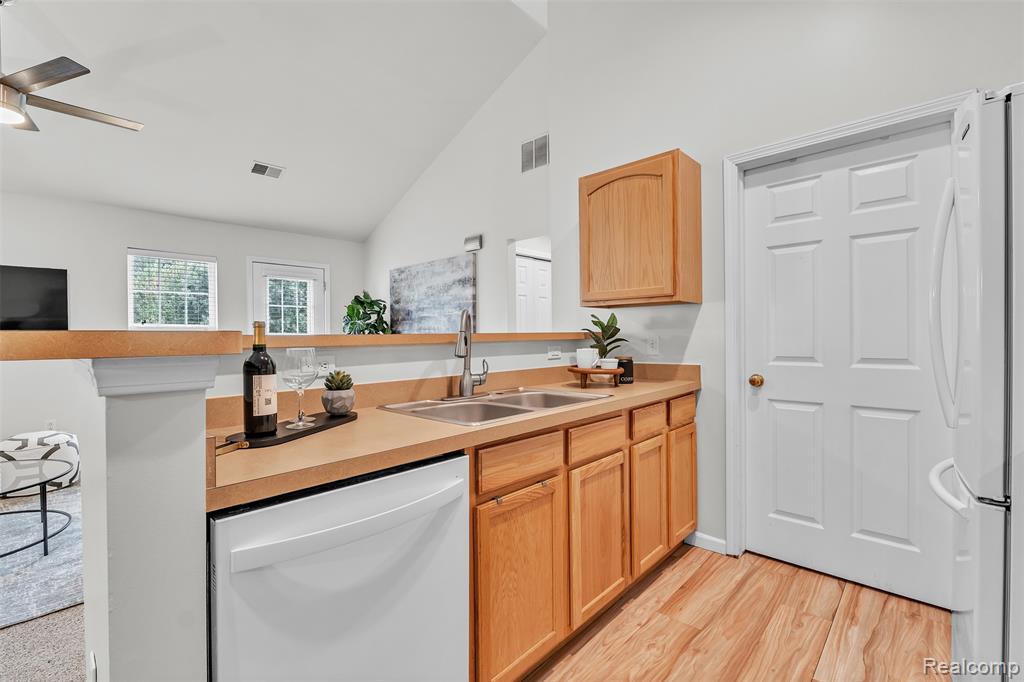 592 Olde English Circle, Howell, MI 48855 — Photo 13