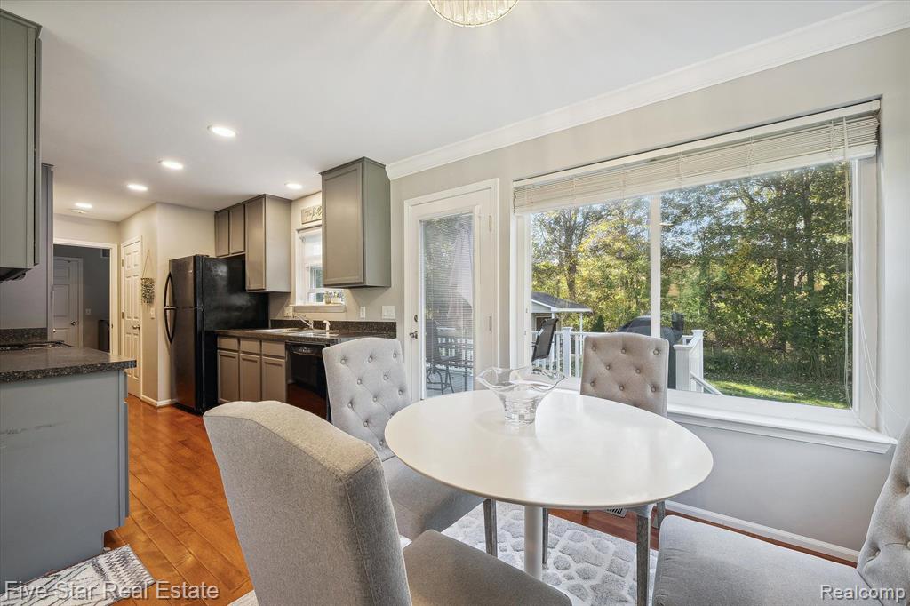 490 CLAYBURN Boulevard, Waterford, MI 48327 — Photo 12