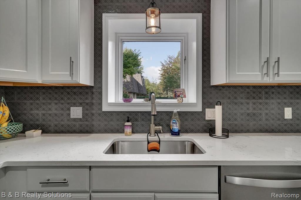 6750 Wing Lake Road, Bloomfield Hills, MI 48301 — Photo 13