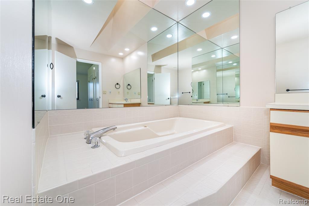 6250 Potomac Circle, West Bloomfield, MI — Photo 27