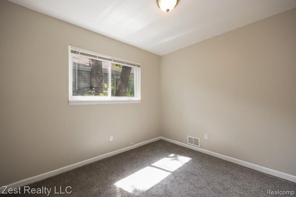 441 W HAYES Avenue, Hazel Park, MI 48030 — Photo 4
