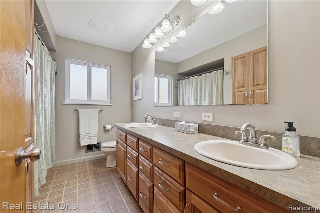 2436 Woodlawn Street, Wolverine Lake, MI 48390 — Photo 20