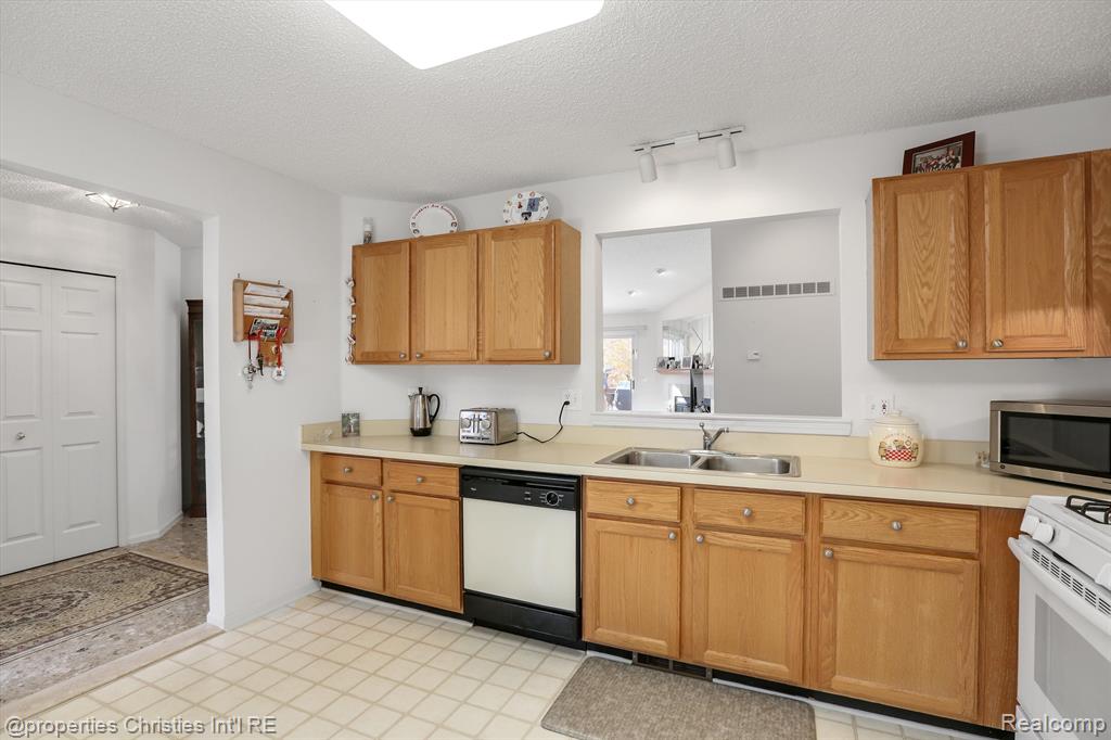 35211 White Pine Trail, Farmington Hills, MI 48335 — Photo 16