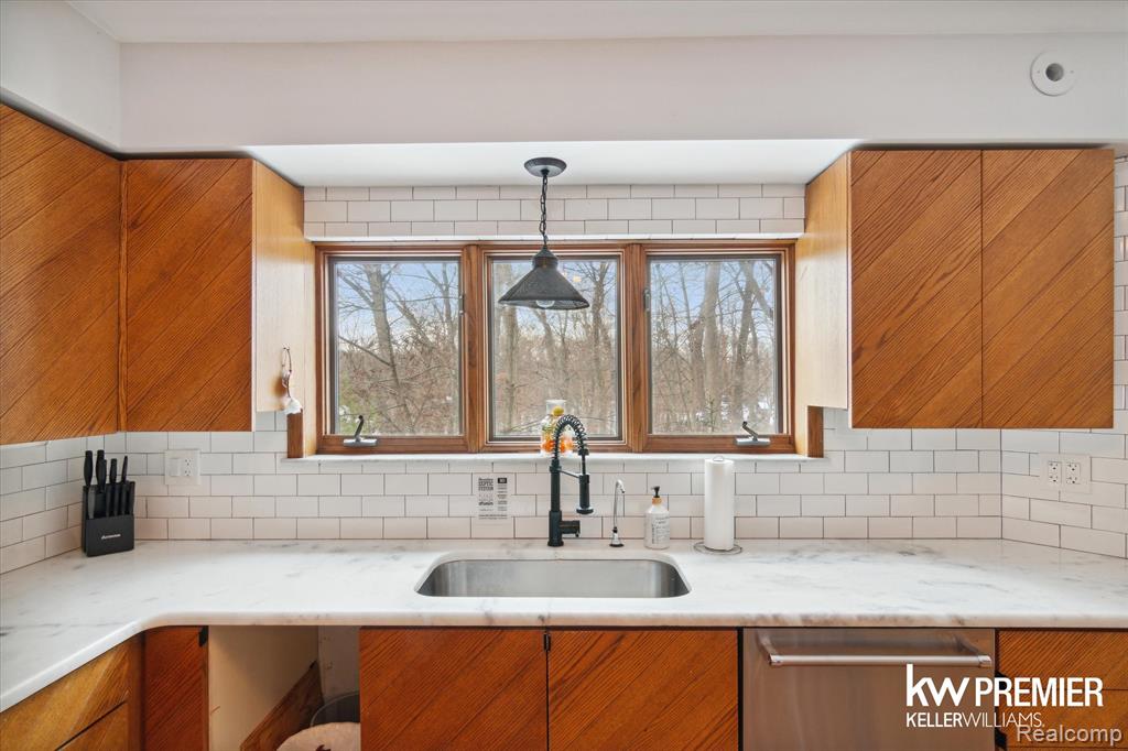 897 Annie Lang Drive, Milford, MI 48381 — Photo 18