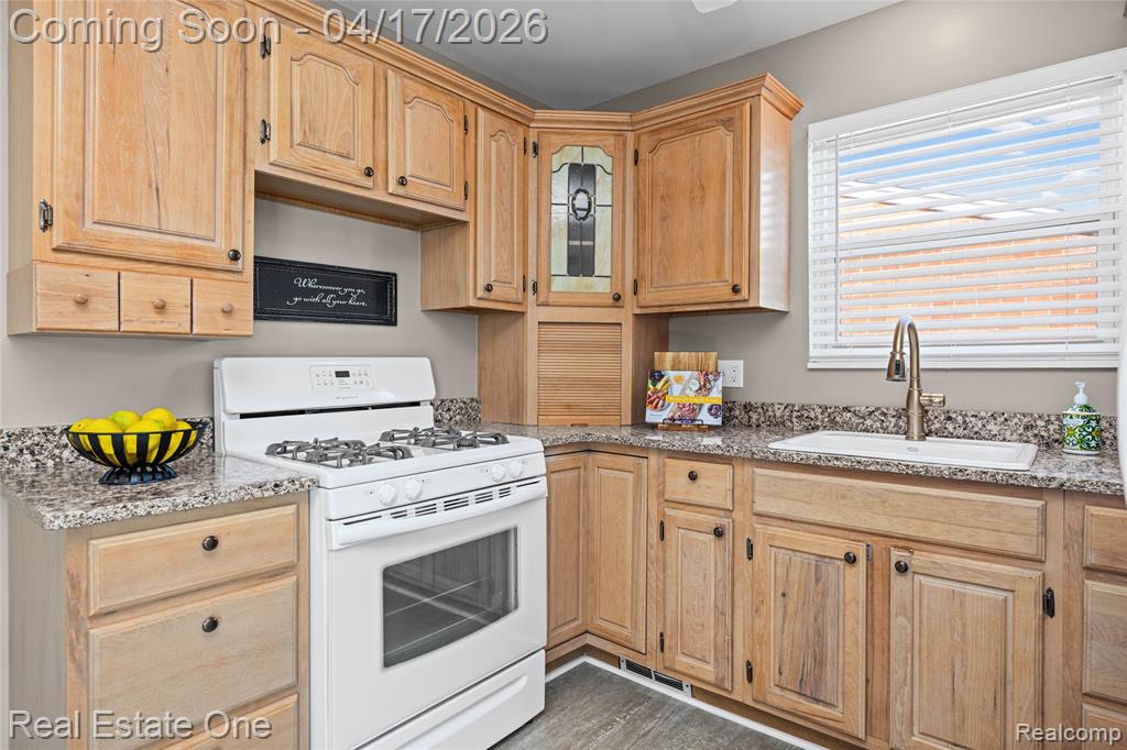 4656 Buckingham Drive, Warren, MI 48092 — Photo 9