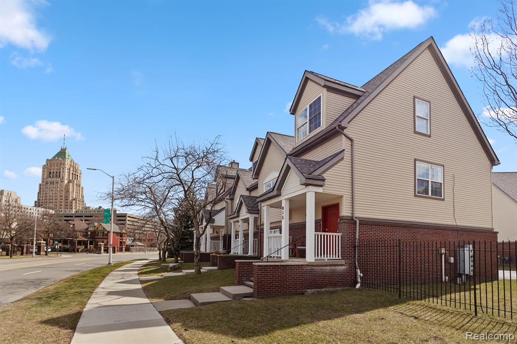 815 PALLISTER Street, Detroit, MI 48202 — Photo 2