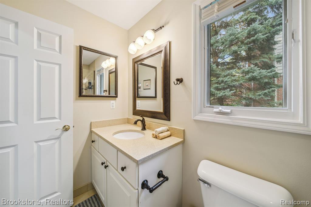576 BLOOMER RIDGE Drive, Rochester, MI 48307 — Photo 33