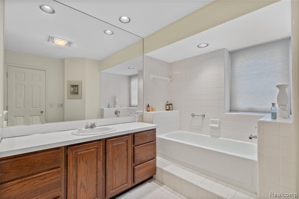 6579 Noble Road, West Bloomfield, MI — Photo 26