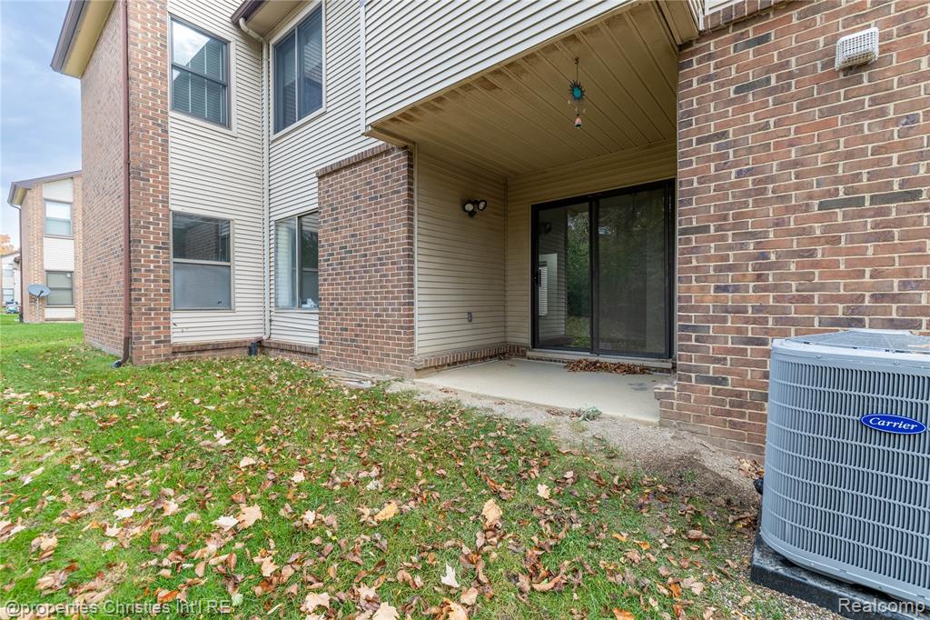 6600 Ridgefield Circle, West Bloomfield, MI — Photo 8