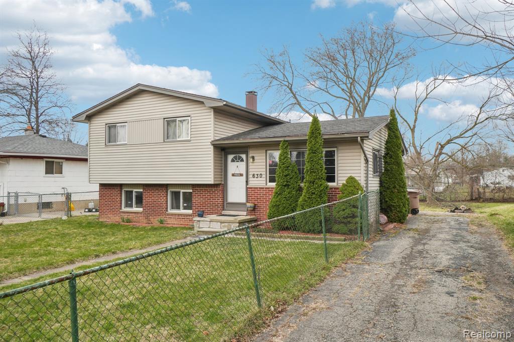 630 Peacock Avenue, Pontiac, MI 48340 — Photo 2