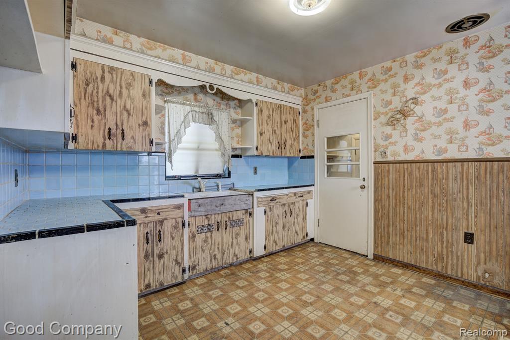 438 W MOREHOUSE Avenue, Hazel Park, MI 48030 — Photo 10