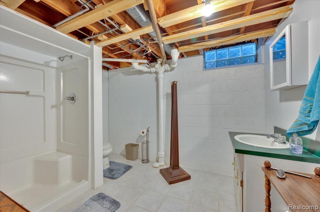 724 Lynndale Drive, Rochester Hills, MI 48309 — Photo 22