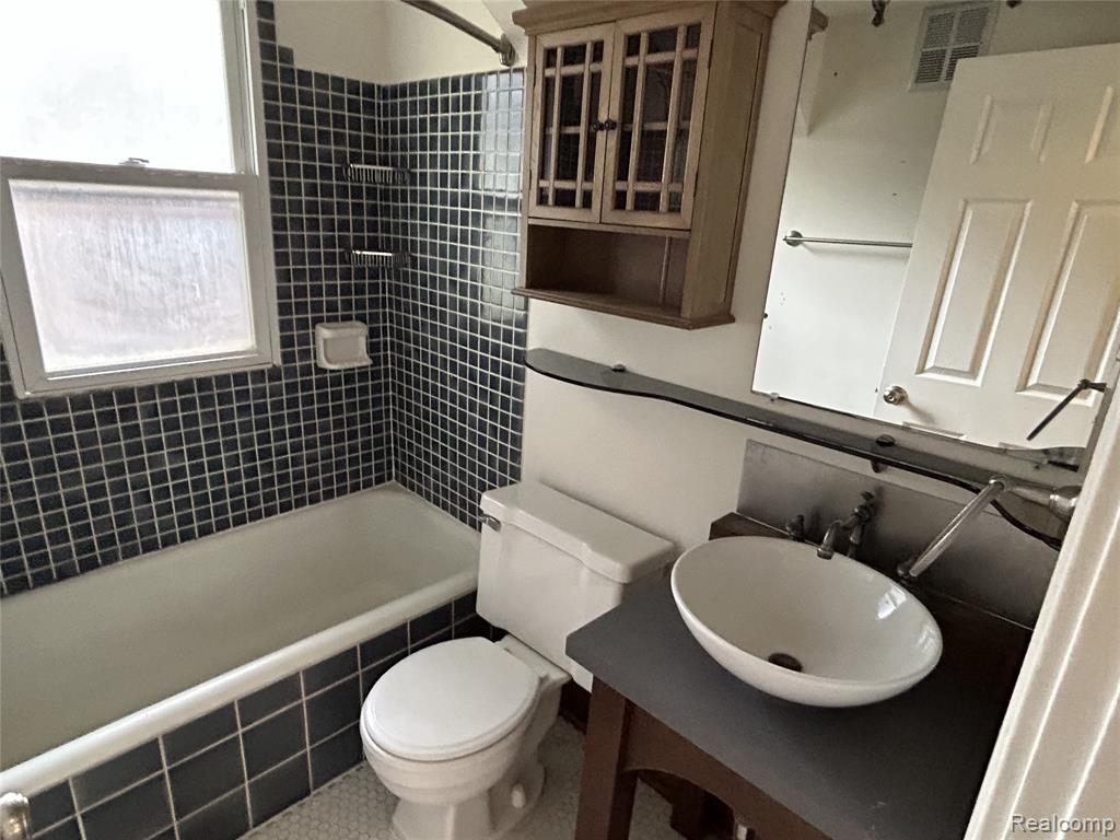 817 N DORCHESTER Avenue, Royal Oak, MI 48067 — Photo 8