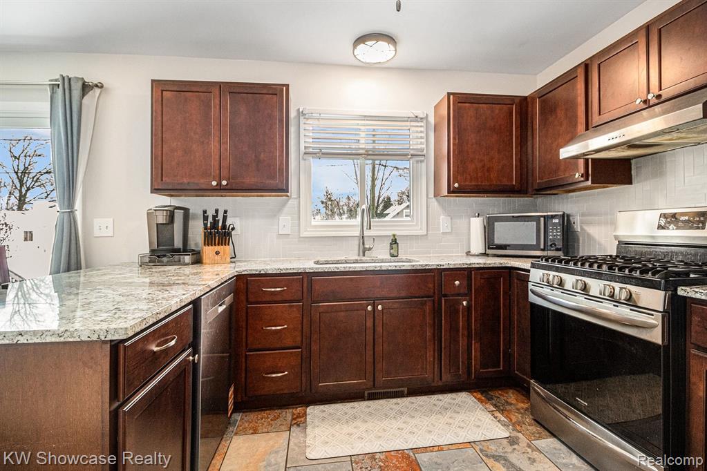 917 Iroquois Avenue, Waterford, MI 48327 — Photo 13