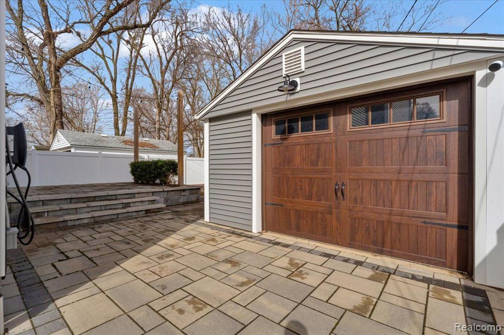 705 WHITCOMB Avenue, Royal Oak, MI 48073 — Photo 37