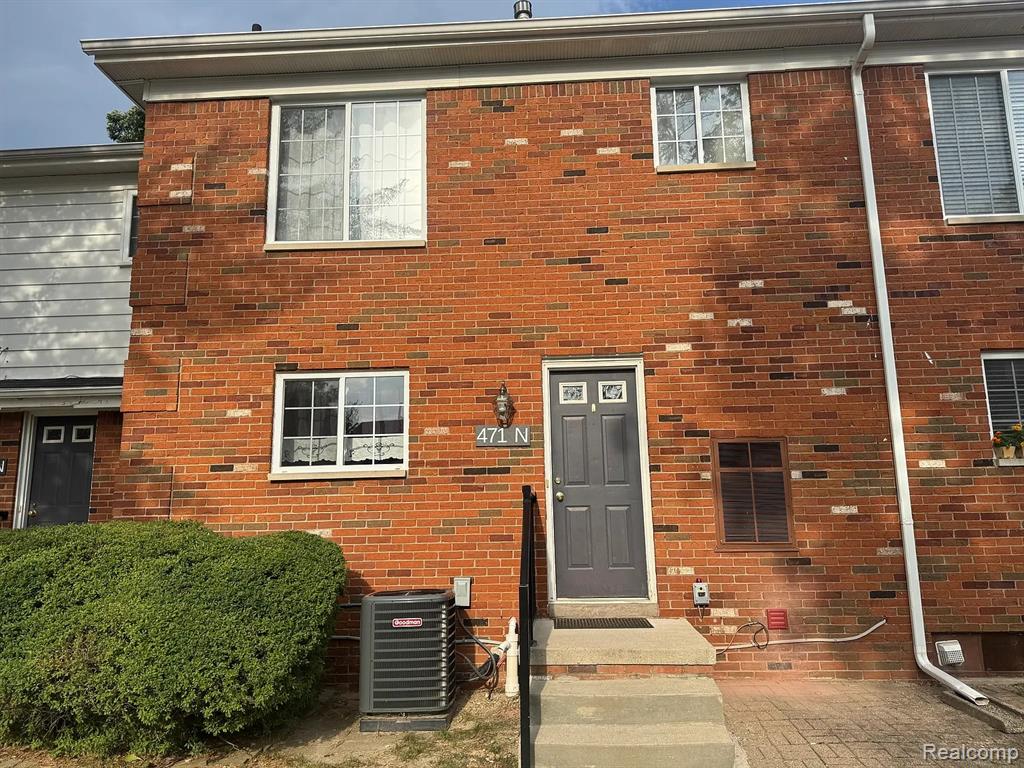 471 Fox Hills Drive N, Bloomfield Hills, MI 48304 — front exterior