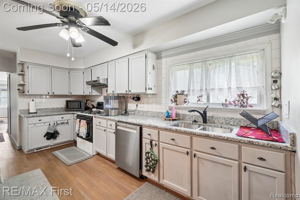 23041 Springbrook Drive, Farmington, MI 48336 — Photo 10
