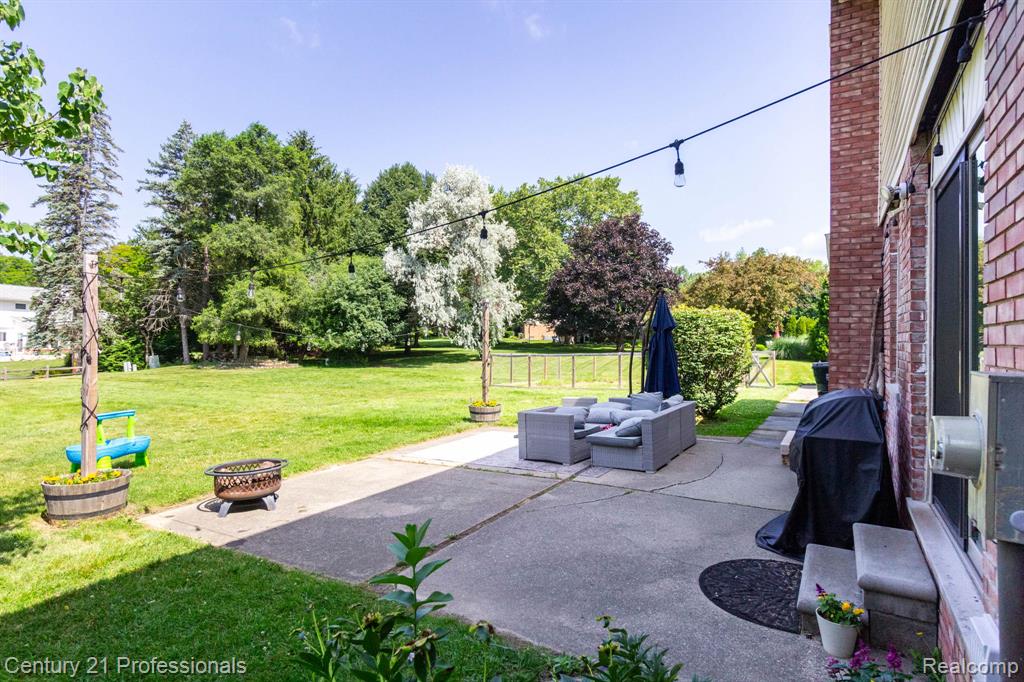 671 Bridgestone Drive, Rochester Hills, MI 48309 — Photo 48