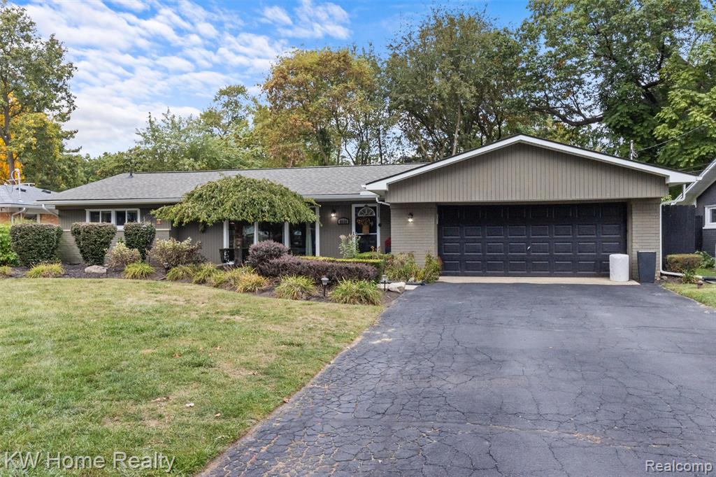 8648 Golfside Drive, Commerce Twp, MI 48382 — Photo 38