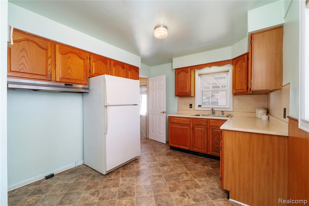 9042 Harrison Street, Livonia, MI 48150 — Photo 10