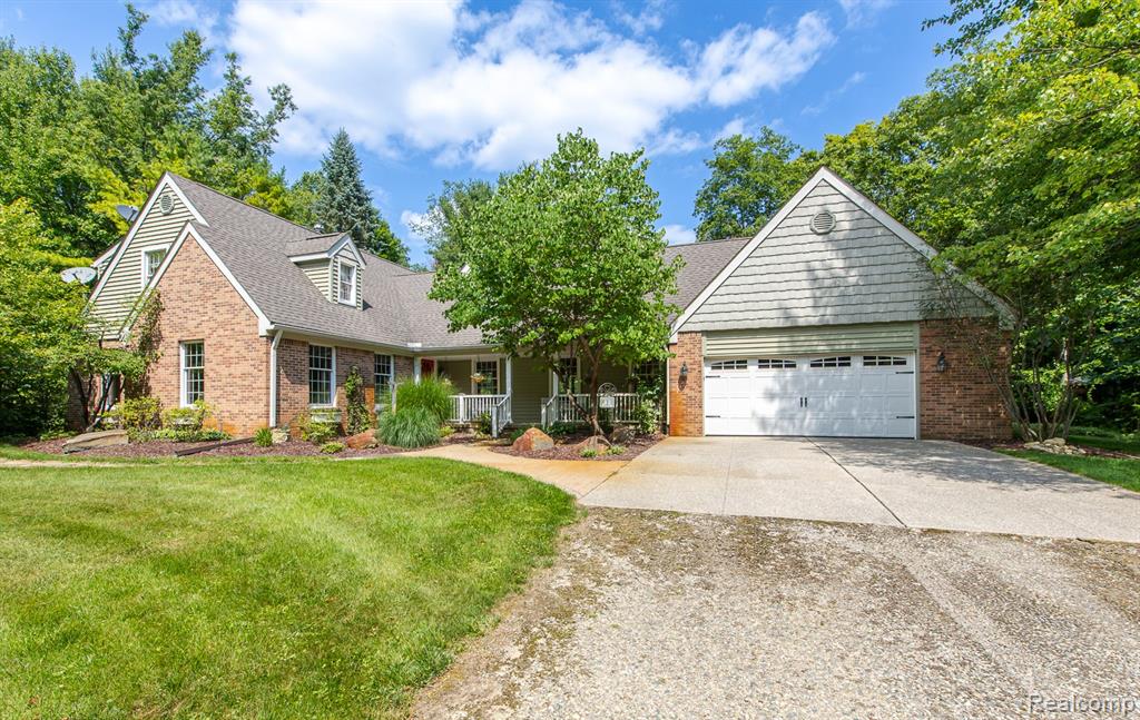 2411 Farmbrook Trail, Oxford, MI 48370